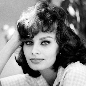 Ve čtrnácti letech byla vybrána v soutěži krásy mezi 12 princezen moře. Brzy na to odjela s matkou do Říma, aby si zahrála otrokyni ve filmu Quo Vadis.