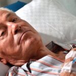 Na scéně Národního divadla se však objevoval již v době studií v sezoně 1956–1957, kdy alternoval v roli Prvního asistenta v Čapkově Bílé nemoci v režii Františka Salzera a rovněž jako Druhý rekrut v Maryše (režie Zdeněk Štěpánek) a jako Páže ve Svaté Janě (režie Jaromír Pleskot).