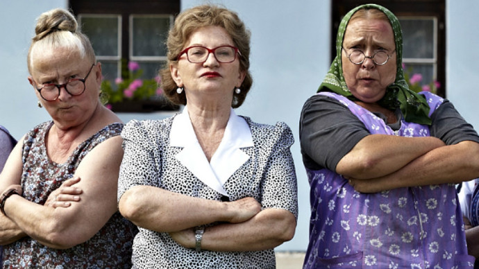 Zbožné ženy čekají váženého důstojného pána, ale z auta vyskočí mladý, sportovně vyhlížející asi třicetiletý mladík s dvojsmyslným jménem.