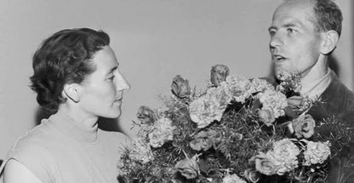 Ve stejný den vítězství svého manžela Emila v běhu na 5000 metrů zvítězila ve své disciplíně i ona hodem za hranici padesáti metrů (50,47 m). Další úspěchy pak na sebe nenechaly dlouho čekat. 