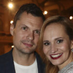 Její pěvecké začátky sahají do roku 1983, kdy jako sedmiletá nastoupila do Kühnova dětského sboru. Počátkem 90. let začala navštěvovat hodiny zpěvu u Lídy Nopové a od roku 1996 studuje zpěv u profesora Eduarda Klezly.