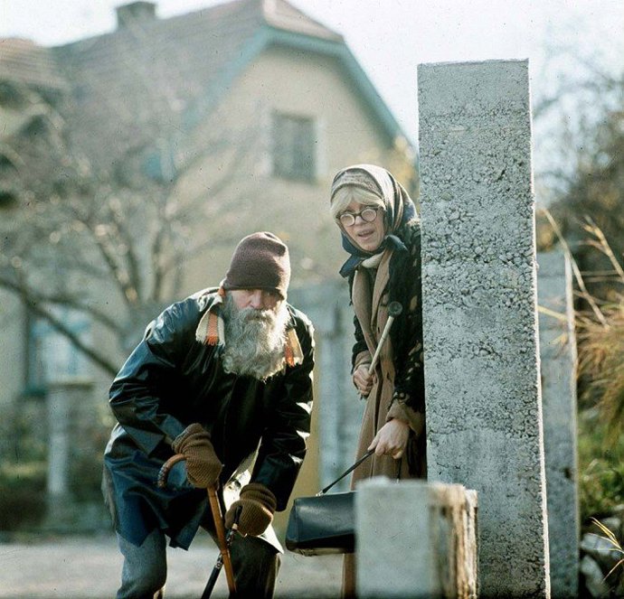 Natáčelo se v Praze a v obci Karlštejn. Kvůli absenci dálnic trvala Peterkovi cesta na natáčení dvě a půl hodiny.