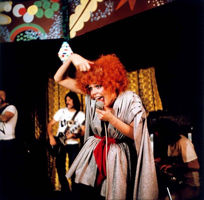 Dagmar Veškrnové propůjčila hlas zpěvačka Jana Robbová.