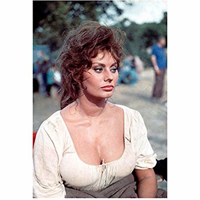 Mezi její přínosy světové kinematografii patří mnoho filmů režiséra Vittoria de Sicy, za jehož Horalku získala v roce 1962 Oscara jako herečka v hlavní roli.