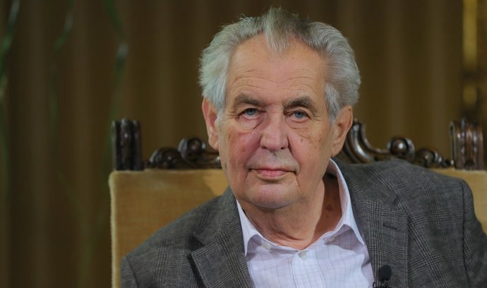 V červnu 2013 Miloš Zeman založil Prezidentský fond (Nadační fond Prezidenta republiky Ing. Miloše Zemana) a oznámil, že na něj bude každý měsíc až do března 2018 vkládat třetinu svého platu, tedy 60 tisíc korun. Fond měl mít za úkol umoření státního dluhu, nicméně doposud tak použit nebyl. 