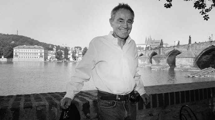 V roce 1977 podle režimního tisku podepsal tzv. Antichartu, ale současně prý pomáhal Chartu 77 šířit.