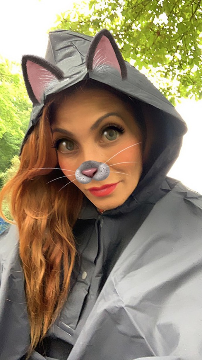 V roce 1997 vyhrála konkurz v Divadle Na zábradlí na roli Seňority v komedii Jana Krause Nahniličko. Účinkovala také v muzikálu Brouci aneb Evangelium podle Beatles v Divadle Spirála na Pražském výstavišti v roli Lucy.