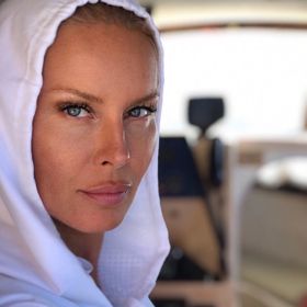 Simona Krainová je jednou z mála žen, která vypadá s věkem lépe a lépe. O svou tvář se stará pravidelně a svěřuje se do rukou odborníků.