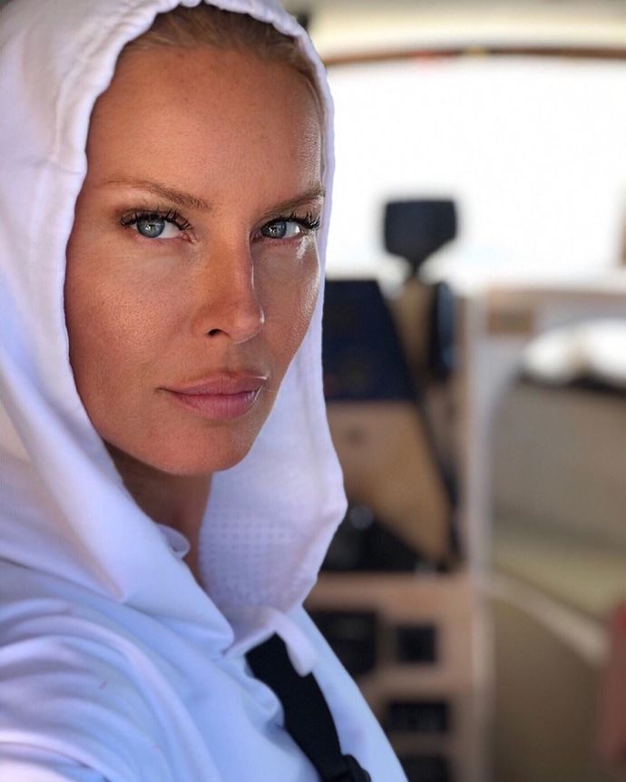 Simona Krainová je jednou z mála žen, která vypadá s věkem lépe a lépe. O svou tvář se stará pravidelně a svěřuje se do rukou odborníků.