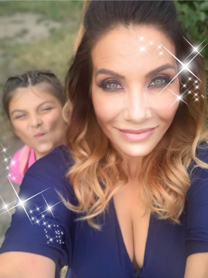 Již během střední školy poprvé odjela do USA, avšak tato cesta nebyla jen pracovní, ale především kvůli cestování, poznávání jiné kultury a jazyka.