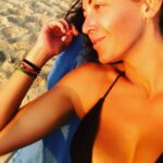 Agáta často navštěvuje svou matku v Izraeli, kde tráví čas u moře. Líčení je tak zbytečnou přítěží.