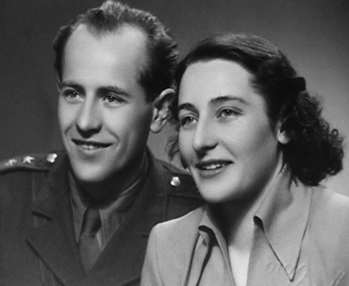 Od roku 1946 se společně s házenou začala Dana Ingrová opět věnovat i atletice a shodou náhod se dostala k náčiní, které ji později proslavilo, tedy k oštěpu. 