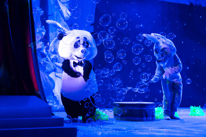 Pojednává o příhodách nezbedného děvčátka jménem Máša a medvěda Míši, bývalého cirkusového artisty. 