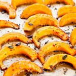 Dýňové hranolky:

Suroviny:

•	1 středně velká dýně Hokaido 
•	olivový olej sůl, pepř, drcený kmín 
•	bylinky (oregano, tymián, rozmarýn).

Postup:

Omytou a vydlabanou dýni i se slupkou nakrájíme na menší půlměsíčky (velikostně odpovídající hranolkům). Hranolky dáme na plech vyložený pečicím papírem, zakápneme olivovým olejem, okořeníme a přidáme bylinky dle chuti a pečeme v troubě vyhřáté na 180 °C cca 30–40 minut. Upečené hranolky lze podle chuti potřít drceným česnekem se solí. Dýňové hranolky mohou být vhodnou přílohou k pečenému masu či rybě nebo pochutinou podávanou s jogurtovým dipem.