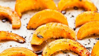 Dýňové hranolky

Suroviny:

•	1 středně velká dýně Hokaido 
•	olivový olej sůl, pepř, drcený kmín 
•	bylinky (oregano, tymián, rozmarýn)

Postup:

Omytou a vydlabanou dýni i se slupkou nakrájíme na menší půlměsíčky (velikostně odpovídající hranolkům). Hranolky dáme na plech vyložený pečícím papírem, zakápneme olivovým olejem, okořeníme a přidáme bylinky dle chuti a pečeme v troubě vyhřáté na 180°C cca 30–40 minut. Upečené hranolky lze podle chuti potřít drceným česnekem se solí. Dýňové hranolky mohou být vhodnou přílohou k pečenému masu či rybě, nebo pochutinou podávanou s jogurtovým dipem.