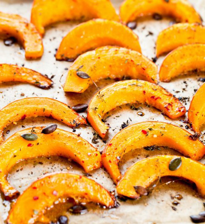 Dýňové hranolky:

Suroviny:

•	1 středně velká dýně Hokaido 
•	olivový olej sůl, pepř, drcený kmín 
•	bylinky (oregano, tymián, rozmarýn).

Postup:

Omytou a vydlabanou dýni i se slupkou nakrájíme na menší půlměsíčky (velikostně odpovídající hranolkům). Hranolky dáme na plech vyložený pečicím papírem, zakápneme olivovým olejem, okořeníme a přidáme bylinky dle chuti a pečeme v troubě vyhřáté na 180 °C cca 30–40 minut. Upečené hranolky lze podle chuti potřít drceným česnekem se solí. Dýňové hranolky mohou být vhodnou přílohou k pečenému masu či rybě nebo pochutinou podávanou s jogurtovým dipem.