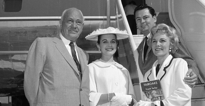 Během druhé světové války sloužil v námořnictvu jako fotograf. Jako dítě byl Hilton fascinován letectvím a naučil se létat, když mu bylo 17 let.