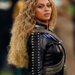 V roce 2003 vydala své první sólové album Dangerously in Love. Díky této desce, která se stala pátou nejprodávanější roku 2003, vyhrála prvních pět cen Grammy jako sólová zpěvačka.