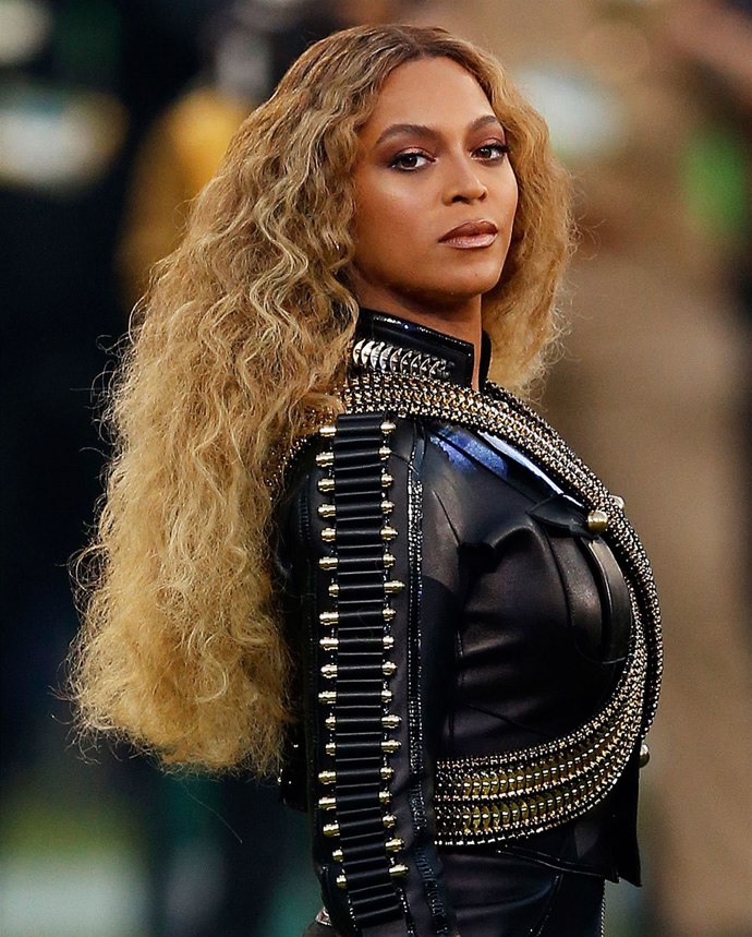 V roce 2003 vydala své první sólové album Dangerously in Love. Díky této desce, která se stala pátou nejprodávanější roku 2003, vyhrála prvních pět cen Grammy jako sólová zpěvačka.