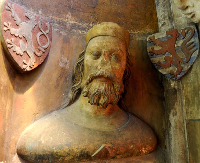 Když Jan Lucemburský 26. srpna roku 1346 v bitvě u Kreščaku zahynul, nebyl pochován v cisterciáckém klášteře Clairefontaine, jak si přál ve své závěti, ale v opatství benediktinů Alt-Münster u hradeb města Lucemburku.