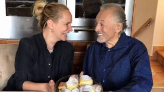 Monika Absolonová je česká především muzikálová zpěvačka, herečka a moderátorka pořadu Taxík.