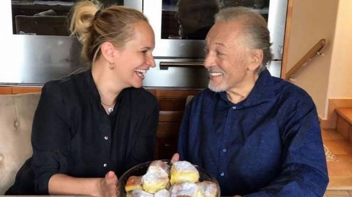 Monika Absolonová se narodila 27. září 1976 v Benešově u Prahy. Studovala soukromou střední hotelovou školu v Praze, na niž navázala studiem němčiny na Akademii Jana Amose Komenského.