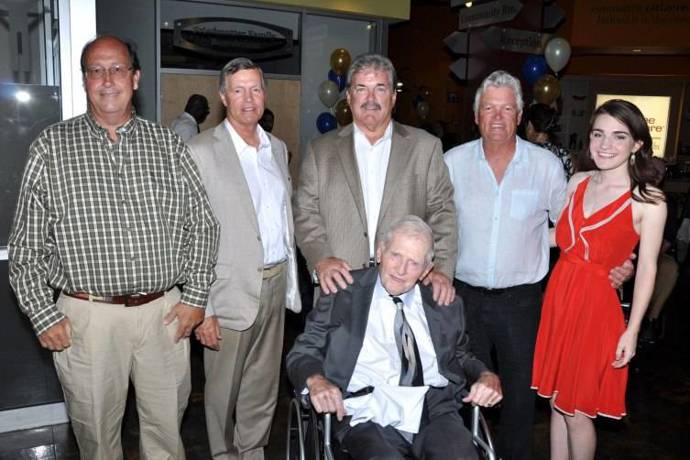 Před vstupem do hotelového průmyslu si Barron Hilton osvojil své obchodní dovednosti v různých podnikatelských aktivitách. Získal distribuci společnosti Vita-Pakt Citrus Products v Los Angeles, byl spoluzakladatelem společnosti MacDonald Oil Company a založil Air Finance Corporation. 