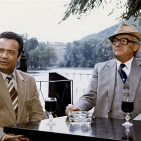 I přesto, že zde dostal spousty příležitostí a přestože byl divadlem zcela pohlcen, toužil zahrát si ve filmu. Jeho vůbec první účinkování před kamerou proběhlo ve snímku Velká příležitost, a to víceméně coby komparzista.