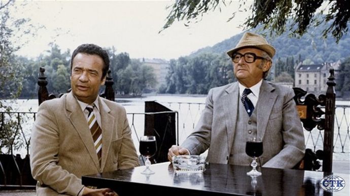 I přesto, že zde dostal spousty příležitostí a přestože byl divadlem zcela pohlcen, toužil zahrát si ve filmu. Jeho vůbec první účinkování před kamerou proběhlo ve snímku Velká příležitost, a to víceméně coby komparzista.