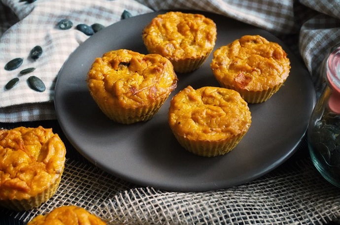 Dýňové muffiny:

Suroviny:

1 hrnek dýně Hokkaido na menší kostky
½ hrnku sýru feta na menší kostky
250 g hladké mouky
70 ml olivového oleje
200 ml bílého jogurtu
50 ml mléka
2 vejce
2 lžičky prášku do pečiva
½ lžičky soli
½ lžičky pepře
1 hrst nasekané petrželové natě nebo čerstvé bazalky.

Postup:

Dýni opečte na troše oleje a nechte vychladnout. Nejprve smícháme všechny suché ingredience – mouku, prášek do pečiva, sůl, pepř. Pak zvlášť smícháme všechny mokré ingredience – olej, jogurt, vejce, mléko – a našleháme. Suché a mokré přísady smícháme a přidáme opečenou dýni Hokkaido, sýr a petrželku, vše krátce promícháme tak, aby místy zůstaly i kousky suché mouky. Naplníme košíčky na muffiny asi 0,5 cm pod okraj a pečeme v troubě vyhřáté na 190 °C asi 25 minut dozlatova.