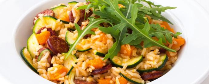 Dýňové rizoto:

Postup:

1 kg dýně Hokkaido
300 g rýže Arborio (kulatozrnná rýže)
1 l zeleninového vývaru
200 ml bílého vína
1 cibule
máslo
sůl a pepř
parmazán
petrželka.

Postup:

Vydlabanou neoloupanou dýni Hokkaido nakrájíme na menší kostky, cibuli nadrobno. Na másle osmahneme cibuli, poté přidáme dýni a osmažíme ze všech stran. Přisypeme (nepropláchnutou) rýži, krátce zamícháme, aby se zrníčka obalila máslem, přidáme víno. Za stálého míchání necháme část vína odpařit a přidáme asi 1 dl horkého vývaru. Ten vždy necháme vyvařit a přidáváme po decilitrech, dokud nám nedojde (dokud není rýže al dente). To by mělo trvat přibližně 25 minut. Nakonec vmícháme do rizota nadrobno nasekanou čerstvou petrželku a asi ½ lžíce másla, dochutíme solí a pepřem a podáváme posypané nastrouhaným parmazánem.