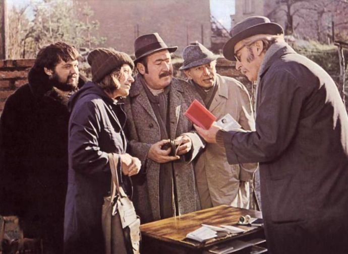 Stella Májová (teta z Ameriky) se nakonec do USA skutečně přestěhovala a také tam zemřela.