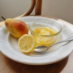 Hruškový džem s citronem:
Co potřebujete:
800 g zralých žlutých hrušek
4 bio citrony
balení JamFix 3:1 Labeta
kyselina citronová Labeta
300 g bílého cukru.
Postup:
Dejte si záležet při výběru hrušek – musí být krásně šťavnaté a jemné – tzv. máslovky. Nejdříve ze dvou citronů nastrouháme kůru do misky a ze všech vymačkáme šťávu. Lžičkou vybereme i zbytek dužiny. Až potom začneme krájet hrušky – loupat je nemusíme. Protože velmi rychle na vzduchu hnědnou, krájíme je rovnou do misky s citronovou šťávou a promícháváme, aby zůstal džem světle žlutý. Poté přidáme cukr, 0,5 lžičky kyseliny citronové a celý balíček JamFixu 3:1, promícháme a svaříme asi 10 minut. Naplníme do vyvařených sklenic, víčko i hrdlo otřeme vatičkou namočenou v alkoholu a po uzavření obrátíme dnem vzhůru.