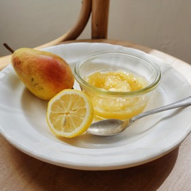 Hruškový džem s citronem: 

Co potřebujete:  

800 g zralých žlutých hrušek
4 bio citrony
balení JamFix 3:1 Labeta
kyselina citronová Labeta
300 g bílého cukru.

Postup: 

Dejte si záležet při výběru hrušek – musí být krásně šťavnaté a jemné – tzv. máslovky. Nejdříve ze dvou citronů nastrouháme kůru do misky a ze všech vymačkáme šťávu. Lžičkou vybereme i zbytek dužiny. Až potom začneme krájet hrušky – loupat je nemusíme. Protože velmi rychle na vzduchu hnědnou, krájíme je rovnou do misky s citronovou šťávou a promícháváme, aby zůstal džem světle žlutý. Poté přidáme cukr, 0,5 lžičky kyseliny citronové a celý balíček JamFixu 3:1, promícháme a svaříme asi 10 minut. Naplníme do vyvařených sklenic, víčko i hrdlo otřeme vatičkou namočenou v alkoholu a po uzavření obrátíme dnem vzhůru. 
