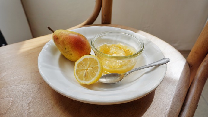 Hruškový džem s citronem: 

Co potřebujete:  

800 g zralých žlutých hrušek
4 bio citrony
balení JamFix 3:1 Labeta
kyselina citronová Labeta
300 g bílého cukru.

Postup: 

Dejte si záležet při výběru hrušek – musí být krásně šťavnaté a jemné – tzv. máslovky. Nejdříve ze dvou citronů nastrouháme kůru do misky a ze všech vymačkáme šťávu. Lžičkou vybereme i zbytek dužiny. Až potom začneme krájet hrušky – loupat je nemusíme. Protože velmi rychle na vzduchu hnědnou, krájíme je rovnou do misky s citronovou šťávou a promícháváme, aby zůstal džem světle žlutý. Poté přidáme cukr, 0,5 lžičky kyseliny citronové a celý balíček JamFixu 3:1, promícháme a svaříme asi 10 minut. Naplníme do vyvařených sklenic, víčko i hrdlo otřeme vatičkou namočenou v alkoholu a po uzavření obrátíme dnem vzhůru. 
