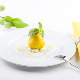 Hrušky se sýrovým krémem:

Suroviny:

4 tvrdší, zralé hrušky, 150 g Ricotty speciale z La Formaggeria Gran Moravia, 60 g sýru Gorgonzola dolce z La Formaggeria Gran Moravia, 1 lžíce mléka + ½ sáčku šafránu.

Postup:

V míse dobře promíchejte ricottu s gorgonzolou, šafrán rozpusťte v troše vlažného mléka. Hrušky servírujte společně se sýrovým krémem buď v kuse, nebo rozkrájené na čtvrtiny, krém dochuťte šafránem rozpuštěným v mléce
