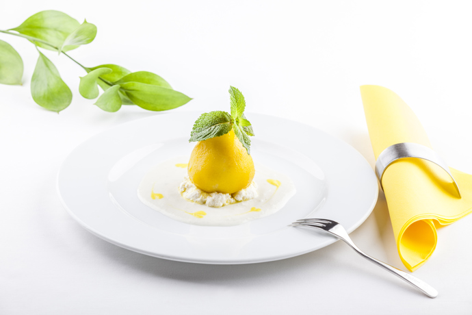 Hrušky se sýrovým krémem:

Suroviny:

4 tvrdší, zralé hrušky, 150 g Ricotty speciale z La Formaggeria Gran Moravia, 60 g sýru Gorgonzola dolce z La Formaggeria Gran Moravia, 1 lžíce mléka + ½ sáčku šafránu.

Postup:

V míse dobře promíchejte ricottu s gorgonzolou, šafrán rozpusťte v troše vlažného mléka. Hrušky servírujte společně se sýrovým krémem buď v kuse, nebo rozkrájené na čtvrtiny, krém dochuťte šafránem rozpuštěným v mléce
