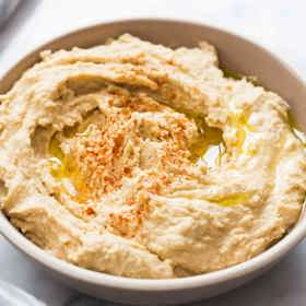Hummus
Suroviny:
1 plechovka cizrna
sůl
citronová šťáva z 1/2 citronu
1 stroužek česnek rozmačkaný
1 špetka kmín mletý, nemusí být
2 lžíce sezamová pasta Tahine
Postup:
Všechny ingredience smícháme, rozmixujeme nebo rozmačkáme. Dáme do misky, zalijeme olivovým olejem a poprášíme paprikou. (V oleji mohou být osmažené kousíčky mletého masa).
Příloha: jakékoliv čerstvé pečivo (autentický je libanonský chléb), zelenina nakrájená na tyčinky.
Sezmová pasta a olivový olej zpomalují vstřebávání alkoholu a přitom jsou zdravé. Vhodné na různá pohoštění, kde se podává alkohol.
