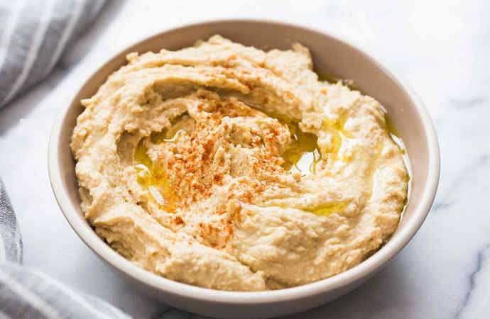 Hummus

Suroviny:

1 plechovka cizrna
sůl
citronová šťáva z 1/2 citronu
1 stroužek česnek rozmačkaný
1 špetka kmín mletý, nemusí být
2 lžíce sezamová pasta Tahine

Postup:

Všechny ingredience smícháme, rozmixujeme nebo rozmačkáme. Dáme do misky, zalijeme olivovým olejem a poprášíme paprikou. (V oleji mohou být osmažené kousíčky mletého masa).

Příloha: jakékoliv čerstvé pečivo (autentický je libanonský chléb), zelenina nakrájená na tyčinky.

Sezmová pasta a olivový olej zpomalují vstřebávání alkoholu a přitom jsou zdravé. Vhodné na různá pohoštění, kde se podává alkohol.