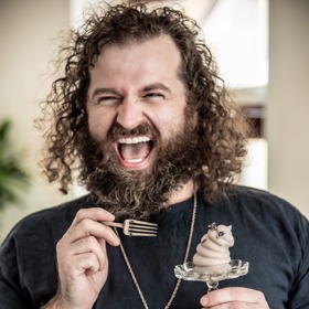 Josef Maršálek patří k nejlepším cukrářům Česka, několik let pekl dorty pro anglickou královnu.