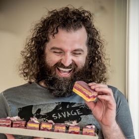 Josef Maršálek patří k nejlepším cukrářům Česka, několik let pekl dorty pro anglickou královnu.