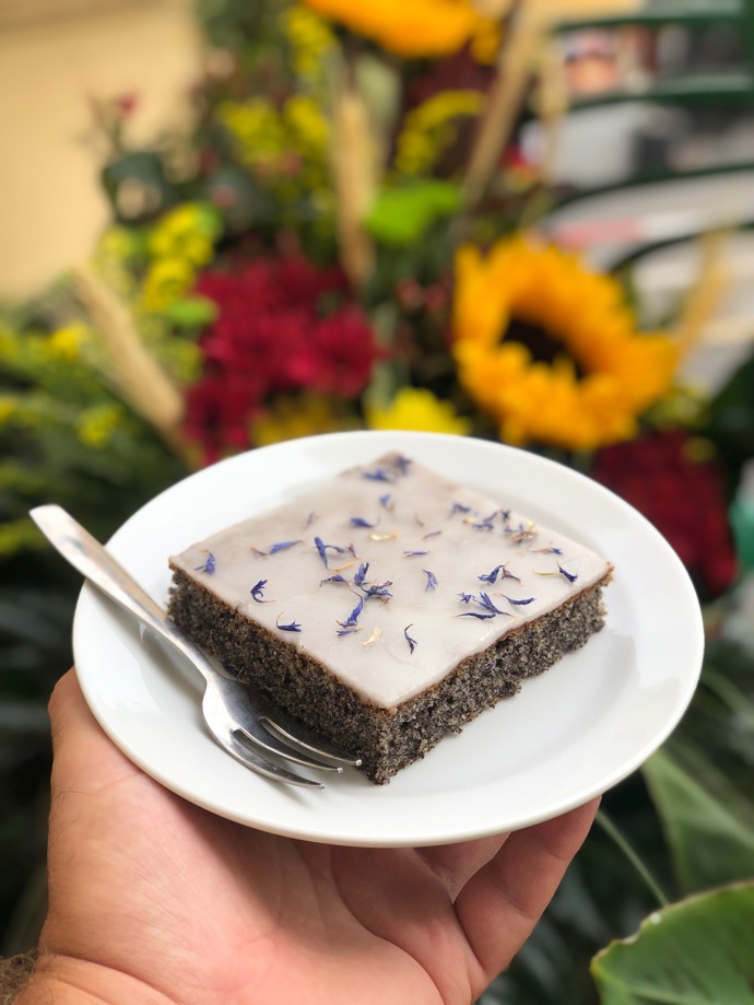 Makový koláč:

Suroviny:

Piškot:
5 vajíček
350 g cukr krupice 
200 g mletý mák 
150 g PERNERKA pohanková celozrnná hladká mouka
250 g smetany ke šleháním 
150 g olej 
1 lžička skořice
1/2 lžičky soli
1 prášek do pečiva bez lepku. 
 
Na polevu:
250 g cukr moučka
60 g citronová šťáva.

Na dokončení:
květy chrpy.

Postup:

Na piškot vyšleháme vejce a cukr do husté pěny, přidáme smetanu a olej, lehce vmícháme zbylé ingredience. Vylejeme do vyššího plechu, vymazaného olejem a vysypaného moukou. Dobře rozetřeme a pečeme při 170 °C asi 25-30 minut. Na ještě vlažný piškot rozetřeme polevu, kterou jsme připravili dobrým vymícháním cukru a šťávy. Posypeme květy chrpy a necháme vychladnout.
