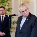 V květnu 2013 vzbudil Miloš Zeman značnou pozornost veřejnosti během otevírání komory s korunovačními klenoty ve svatovítské katedrále, kde byl jedním z klíčníků. Zeman se pohyboval nekoordinovaně, přidržoval se stěn a působil dojmem opilého člověka.