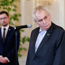 V květnu 2013 vzbudil Miloš Zeman značnou pozornost veřejnosti během otevírání komory s korunovačními klenoty ve svatovítské katedrále, kde byl jedním z klíčníků. Zeman se pohyboval nekoordinovaně, přidržoval se stěn a působil dojmem opilého člověka.