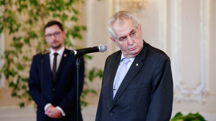 V květnu 2013 vzbudil Miloš Zeman značnou pozornost veřejnosti během otevírání komory s korunovačními klenoty ve svatovítské katedrále, kde byl jedním z klíčníků. Zeman se pohyboval nekoordinovaně, přidržoval se stěn a působil dojmem opilého člověka.