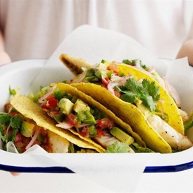 Rybí tacos
Suroviny:
¼ nakrouhaného červeného zelí
1 lžíce olivového oleje
1 ½ lžíce citrónové šťávy
kukuřice ze dvou klasů
60 ml olivového oleje
1 avokádo
1 šalotka
hrst nasekaného čerstvého koriandru2 lžíce mouky
1 lžíce mletého koriandru
½ lžíce kájenského pepře
400 g bílé ryby
4 tortillové plasky
1 lžíce zakysané smetany
papričky jalapeno
Postup:
Nakrouhané zelí smícháme s olivovým olejem, citrónovou šťávou, promícháme a necháme odležet. Kukuřici povaříme asi 10 minut ve vroucí osolené vodě. Na pánvi rozehřejeme lžíci olivového oleje a dalších deset minut na něm restujeme vařenou kukuřici, až zhnědne. Poté z klasu vyjmeme jádra. Avokádo oloupeme a nakrájíme na malé kousky, které smícháme s najemno nasekanou šalotkou, koriandrem a zbylou citrónovou šťávou. Na talíři smícháme mouku, mletý koriandr a kájenský pepř. Očištěnou a osušenou rybu v mouce obalíme. Na pánvi rozehřejeme zbylý olej, přidáme rybu a smažíme asi 2 minuty z obou stran. Poté dáme osušit na papírovou utěrku.
Na talíře dáme tortillové placky, ochucené zelí, kukuřici, rybu natrhanou na kousky, avokádo, trochu zakysané smetany a jalapenos.