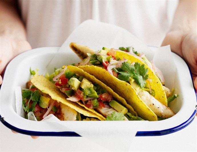 Rybí tacos

Suroviny:

¼ nakrouhaného červeného zelí
1 lžíce olivového oleje
1 ½ lžíce citrónové šťávy
kukuřice ze dvou klasů
60 ml olivového oleje
1 avokádo
1 šalotka
hrst nasekaného čerstvého koriandru2 lžíce mouky
1 lžíce mletého koriandru
½ lžíce kájenského pepře
400 g bílé ryby
4 tortillové plasky
1 lžíce zakysané smetany
papričky jalapeno

Postup:

Nakrouhané zelí smícháme s olivovým olejem, citrónovou šťávou, promícháme a necháme odležet. Kukuřici povaříme asi 10 minut ve vroucí osolené vodě. Na pánvi rozehřejeme lžíci olivového oleje a dalších deset minut na něm restujeme vařenou kukuřici, až zhnědne. Poté z klasu vyjmeme jádra. Avokádo oloupeme a nakrájíme na malé kousky, které smícháme s najemno nasekanou šalotkou, koriandrem a zbylou citrónovou šťávou. Na talíři smícháme mouku, mletý koriandr a kájenský pepř. Očištěnou a osušenou rybu v mouce obalíme. Na pánvi rozehřejeme zbylý olej, přidáme rybu a smažíme asi 2 minuty z obou stran. Poté dáme osušit na papírovou utěrku.

Na talíře dáme tortillové placky, ochucené zelí, kukuřici, rybu natrhanou na kousky, avokádo, trochu zakysané smetany a jalapenos.