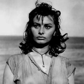 Narodila se v září 1934 v Římě jako nemanželské dítě a získala jméno svého otce Sofia Scicolone. Její matka Romilda se brzy bez Sophiina otce Ricarda vrátila ke svým rodičům do Pozzuoli, kde s početnou rodinou strávily i válku.