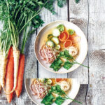 Krůtí vývar se zeleninou:
SUROVINY NA VÝVAR:
1,5 l vody
krůtí prsa, křídla
2 mrkve
1⁄2 celeru
1 kořenová petržel
1 cibule
1 petrželová nať
1 bobkový list
5 kuliček černého pepře
3 kuličky nového koření
1 stroužek česneku
1 snítka tymiánu.
DO POLÉVKY:
2 mrkve
300 g růžičkové kapusty
300 g nudlí
krůtí maso z vývaru
petrželka
sůl, pepř.
Postup:
Části krůty, mrkev, celer, petržel a cibuli dejte na plech a pečte 30 minut na 180 °C.
Upečené maso a zeleninu dejte do hrnce a zalijte vodou. Přidejte ostatní ingredience na vývar a přiveďte k mírnému varu. Postupně sbírejte pěnu, která se vytvoří, aby se vývar nezakalil. Nepřiklopené vařte 5 hodin. Poté sceďte.
Maso nechte vychladnout a očistěte. Nakrájejte na nudličky.
Růžičkovou kapustu pokrájejte na půlky, mrkev na proužky. Zeleninu vložte do vývaru, přidejte nudle a krůtí maso. Krátce povařte, aby zelenina a nudle změkly. Na závěr osolte a opepřete.