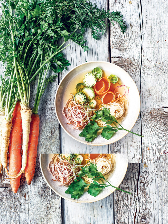 Krůtí vývar se zeleninou

SUROVINY NA VÝVAR:
1,5 l	vody		
krůtí prsa, křídla		
2	mrkve		
1⁄2	celeru		
1	kořenová petržel		
1	cibule		
1	petrželová nať		
1	bobkový list		
5	kuliček černého pepře		
3	kuličky nového koření		
1	stroužek česneku		
1	snítka tymiánu		
DO POLÉVKY:
2	mrkve		
300 g	růžičkové kapusty		
300 g	nudlí		
krůtí maso z vývaru		
petrželka		
sůl, pepř

Postup:

Části krůty, mrkev, celer, petržel a cibuli dejte na plech a pečte 30 minut na 180 °C.

Upečené maso a zeleninu dejte do hrnce a zalijte vodou. Přidejte ostatní ingredience na vývar a přiveďte k mírnému varu. Postupně sbírejte pěnu, která se vytvoří, aby se vývar nezakalil. Nepřiklopené vařte 5 hodin. Poté sceďte.

Maso nechte vychladnout a očistěte. Nakrájejte na nudličky.

Růžičkovou kapustu pokrájejte na půlky, mrkev na proužky. Zeleninu vložte do vývaru, přidejte nudle a krůtí maso. Krátce povařte, aby zelenina a nudle změkly. Na závěr osolte a opepřete.